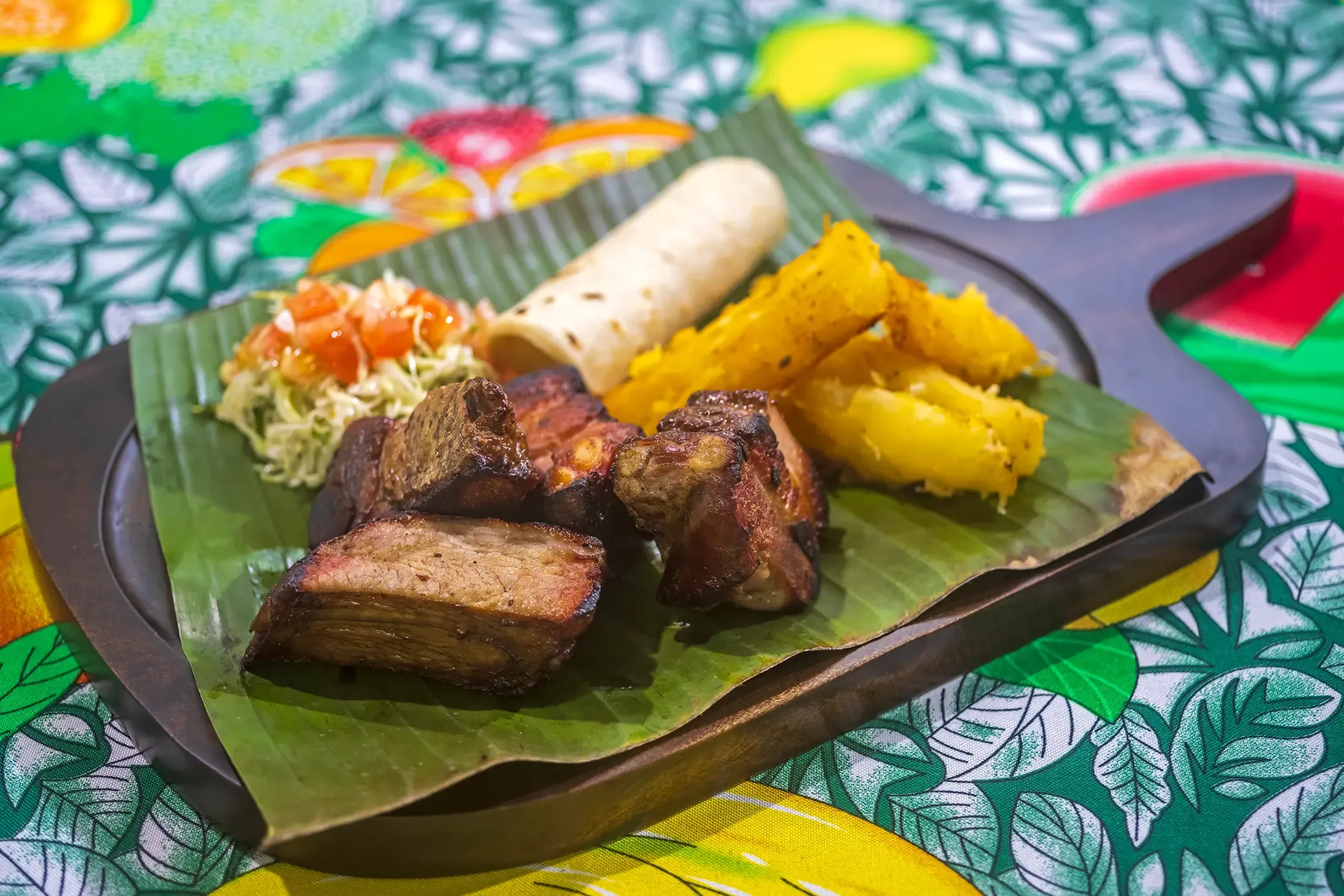 Chicharrón au manioc servi sur une feuille de bananier