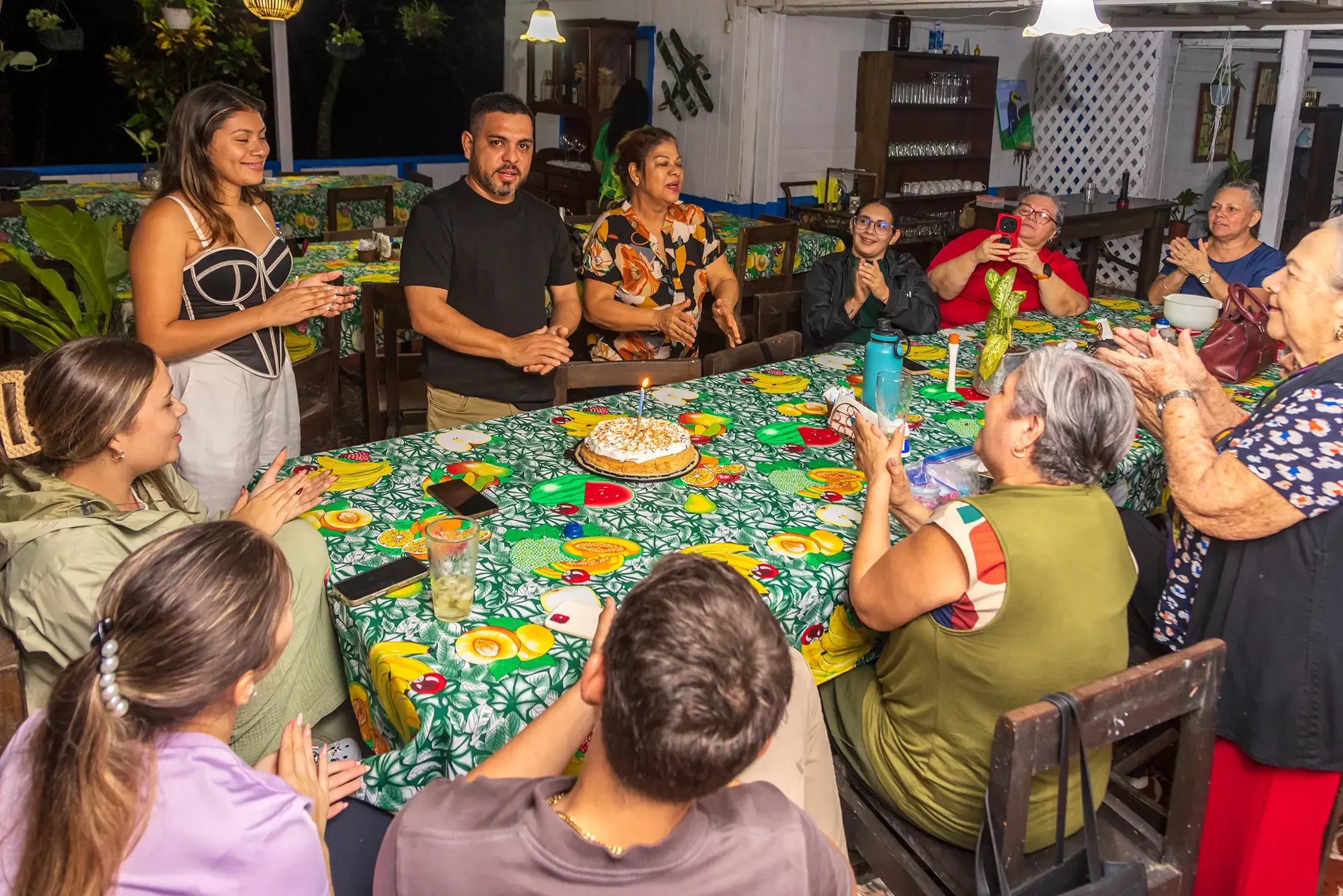 Famille profitant de l’expérience culturelle à la Casona